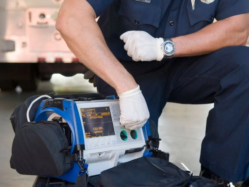 Suministros y Mantenimiento de Desfribiladores - Icia22